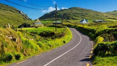 ierland_cork_ring-of-beara_weg_route_huizen_heuvels_GettyImages-1195514066