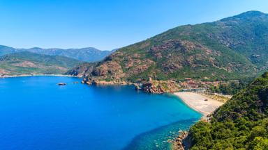 frankrijk_corsica_porto_kust_stad_strand_zee_berg_boom_rots_getty