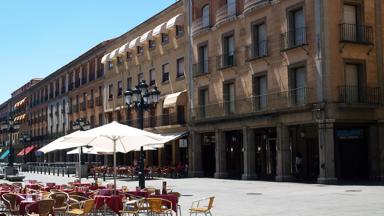 spanje_castilie-en-leon_segovia_terras_weg_gevels_shutterstock.jpg