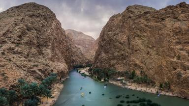 oman_ash-sharqiyah_sur_wadi-ban-khalid_water_boten_gebergte_rotsen_b