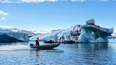 ijsland_zuid_jokulsarlon_gletsjermeer_boot_GettyImages-840830740