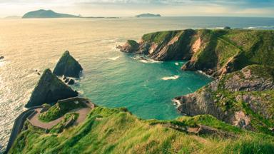 ierland_county-kerry_dingle-peninsula_dunquin_wandelpad_rots_klif_zee_shutterstock_1367533016