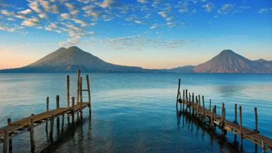 guatemala_meer-van-atitlan_kratermeer_vulkaan_stijger_wolken_shutterstock_1162966723