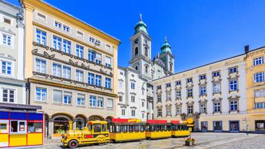 oostenrijk_opper-oostenrijk_donau_linz_stad_centrum_plein_appartement_oude-kerk_alter-dom_hauptplatz_plain_treintje_toeristentrein_zomer_getty