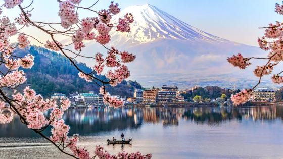 Japan, Yamanashi, Kawaguchiko-meer, Mount Fuji - GettyImages-968162396