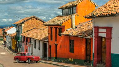colombia_bogota_la-candelaria_atraat_auto_huisjes_b
