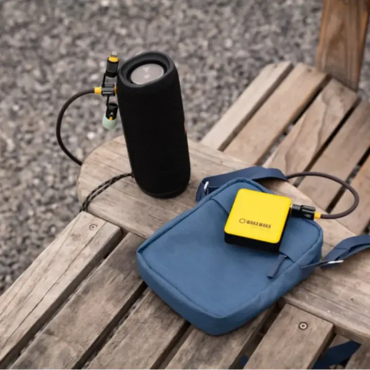 Compacte snellader met siliconen beschermhoes