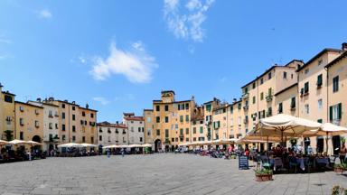 italie_toscane_lucca_piazza-dell-anfiteatro_plein_terras_gele-huizen