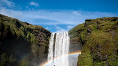 ijsland_sudurland_skogafoss waterval_regenboog_stel_GettyImages-523095655