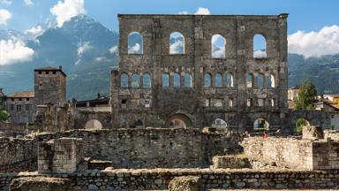 italie_italiaanse-alpen_aosta_ruine_romeins-theater_gebergte_getty