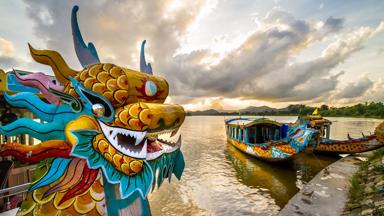 vietnam_hue_parfum-rivier_drakenboten_shutterstock_brochure2020