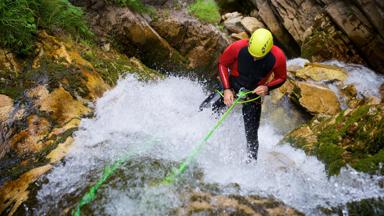 frankrijk_franse-alpen_canyoning_man_waterval_GettyImages-1189148765