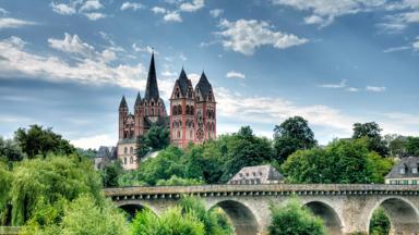duitsland_hessen_limburg-an-der-lahn_dom-van-limburg_uitzicht_brug_bomen_getty (1)