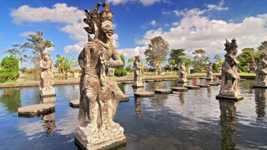 indonesie_bali_tirta-gangga_standbeeld_vijver_paleis_b