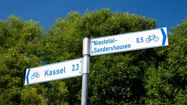 duitsland_hessen_kassel_fiets_fietsvakantie_wegwijzer_routebord_getty-176870087