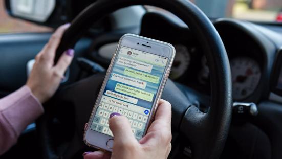 Mobiel achter stuur.