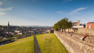 noord-ierland_derry_londonderry_stadsmuur_uitzicht_GettyImages-639790260