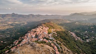 frankrijk_corsica_speloncato_balagne-regio_heuvels_dorp_shutterstock_1799488507