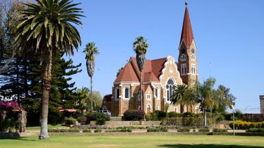 namibie_windhoek_kerk_palmbomen_tuin_b