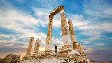 jordanie_amman_temple-of-hercules_amman-citadel_jabal-a-qal-a_mens_lucht_bouwwerk_wolken_shutterstock