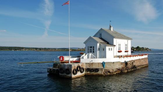 noorwegen_oslo_haven_eiland_huisje_vlag_shutterstock