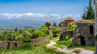 griekenland_peloponnesos_mystras_kerkje_uitzicht_stenen-muurtjes_GettyImages-1155358268