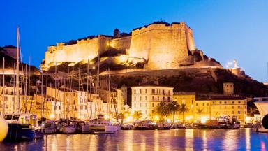 frankrijk_corsica_bonifacio_citadel_avond_sfeerlicht_haven_boot_reflectie_getty