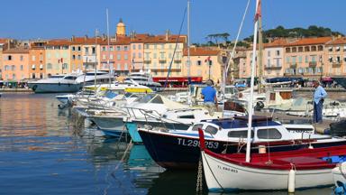 frankrijk_provence-alpes-cote-dazur_saint-tropez_haven_boot_gekleurd-huis_kerk_man_shutterstock