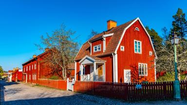 zweden_linkoping_stad_rode-huisjes_blauwe-lucht_shutterstock