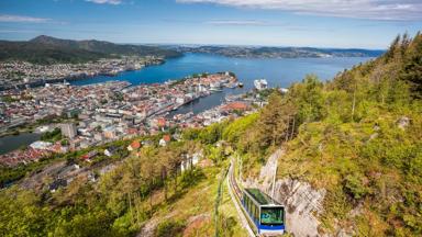 noorwegen_vestland_bergen_floibanen_kabeltrein_trein_uitzicht_zee_shutterstock_1209060193