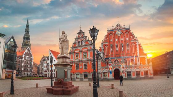letland_riga_riga_rondreis-baltische-staten_stadhuisplein-en-het-huis-van-de-mee-eters-en-de-st-pieters-kerk_huis-van-de-mee-eters_sintpieterskerk_shutterstock