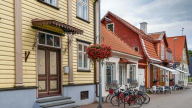 estland_algemeen_parnu_pärnu_stad gezicht_houten huis_fiets_shutterstock_1320685592