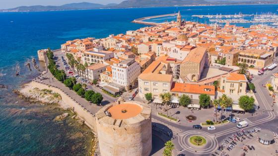 italie_sardinie_alghero_overzicht_zee_shutterstock