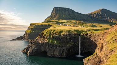 denemarken_faeroer-eilanden_gasadalur_dorp-waterval_shutterstock.jpg