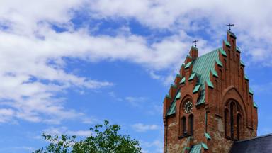 zweden_skane_trelleborg_kerk_blauwe-lucht_shutterstock