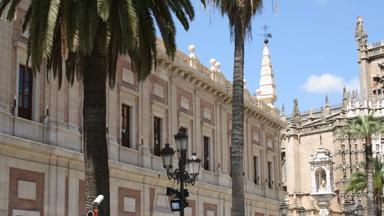 spanje_andalusie_sevilla_plein_paardenkoetsen_palmbomen_shutterstock.jpg