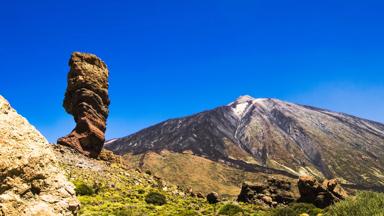 spanje_canarische-eilanden_tenerife_el-teide_roque-cinchado_vulkaan_lavasteen_rots_getty_988745054