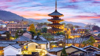 japan_honshu_kyoto_pagode_toren_huizen_avond_shutterstock