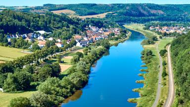 duitsland_noordrijn-westfalen_beverungen_weser_rivier_fietspad_heuvels_luchtfoto_getty-1261063498