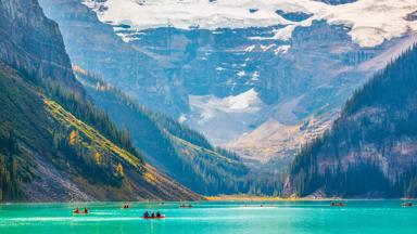 canada_lake-louise_meer_kajakken_kano_bergen_shutterstock_brochure2020