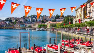 zwitserland_ticino_lugano_haven_boten_meer_vlaggetjes_shutterstock-1383231368