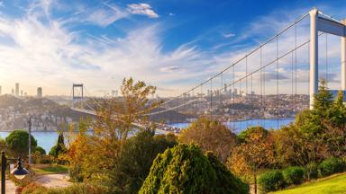 turkije_istanbul_istanbul_vakantie-istanbul_fatih-sultan-mehmet-brug_uitzicht-stad_zon_shutterstock
