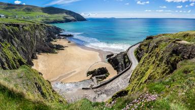 ierland_county-kerry_dingle_strand_klif_zee_shutterstock_1619342539