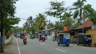 sri lanka_algemeen_straatbeeld_tuktuk_dorp_w