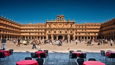 spanje_castillie-en-leon_salamanca_plaza-mayor_terras_plein_shutterstock_127071200