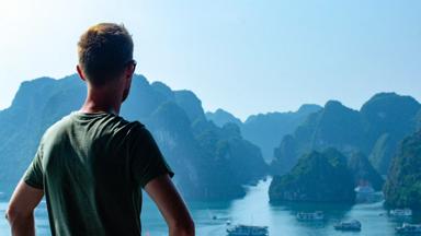 vietnam_halong-bay_uitzichtpunt_boten_baai_reiziger_w.jpg