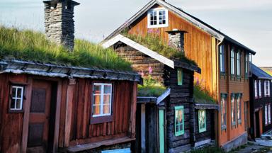 noorwegen_trondelag_roros_sleggvegen_houten-huizen_schoorsteen_straatje_GettyImages-113612375