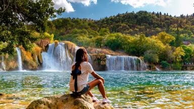 kroatie_nationaal-park-krka_krka-watervallen_persoon_vrouw_rotsen_shutterstock_1340870078