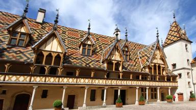 frankrijk_bourgogne_beaune_hotel-dieu_oud-ziekenhuis_shutterstock_142241362