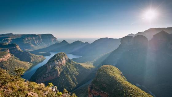 zuid-afrika_panorama-route_mpumalanga_blyde river-canyon_uitzicht_zon_blyde-rivier_three-rondavels_shutterstock